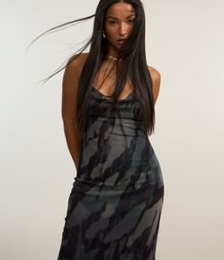 Vestido Longo em Tule com Decote Degagê e Estampa Abstrata