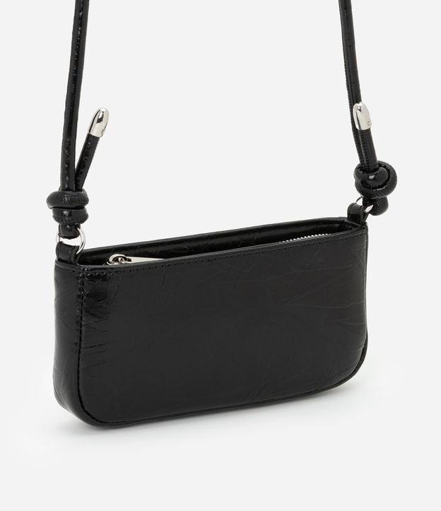 Bolsa Carteira Transversal Grande com Alça Tubular e Detalhes de Metal