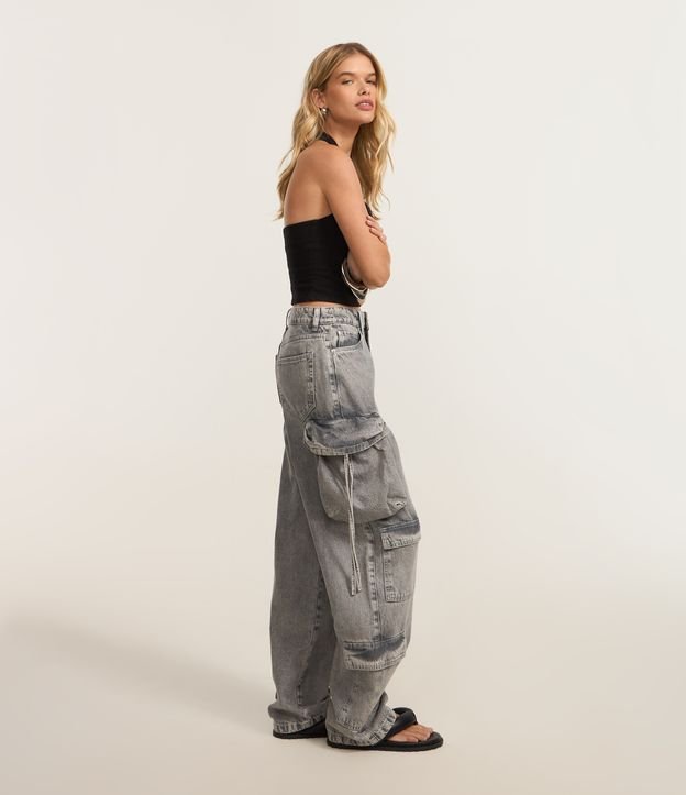 Calça Baggy em Jeans com Bolsos Cargo e Fitilhos