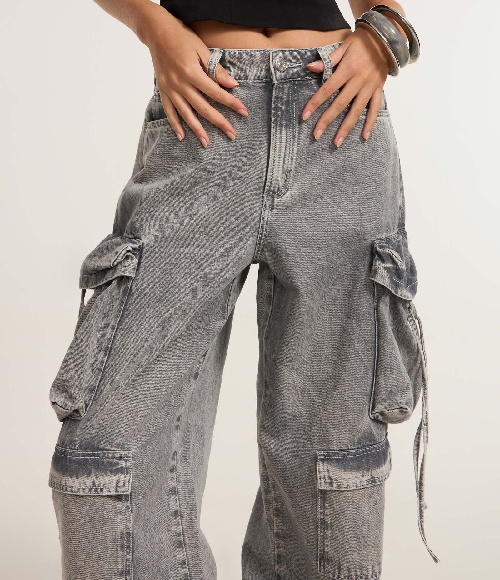 Calça Baggy em Jeans com Bolsos Cargo e Fitilhos Cinza 4