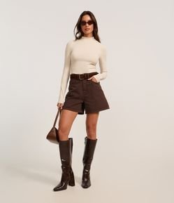 Short Mom Cintura Alta em Sarja com Bolsos