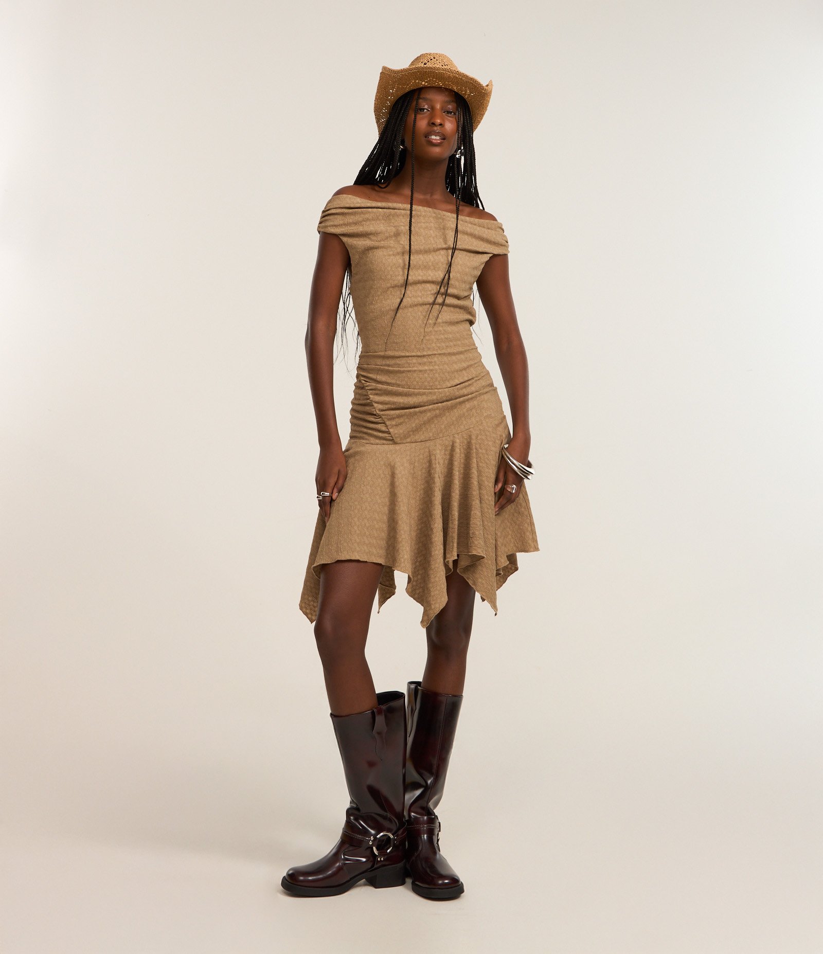 Vestido Curto Texturizado Ombro a Ombro e com Barra em Pontas Bege 1