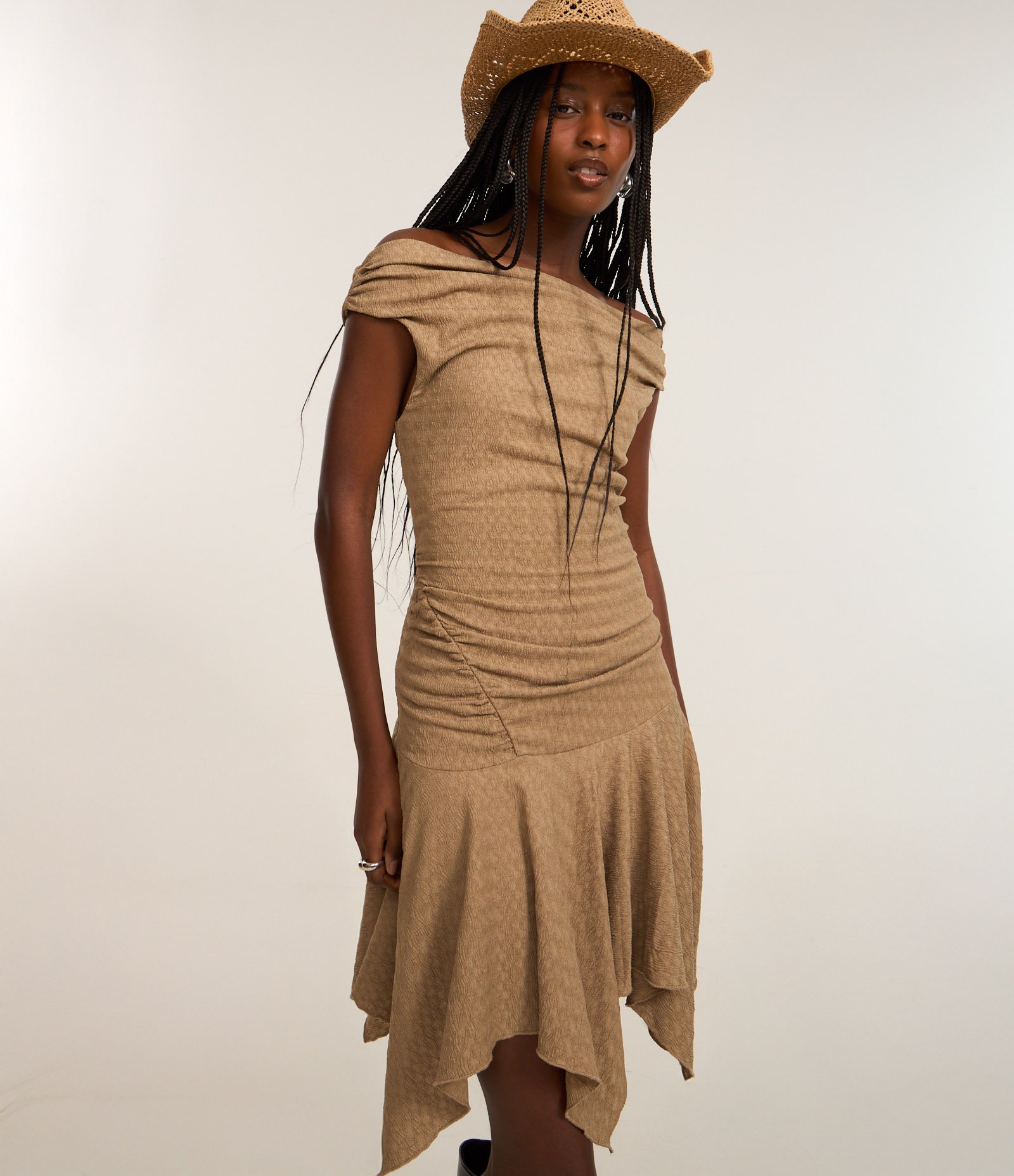 Vestido Curto Texturizado Ombro a Ombro e com Barra em Pontas Bege 2