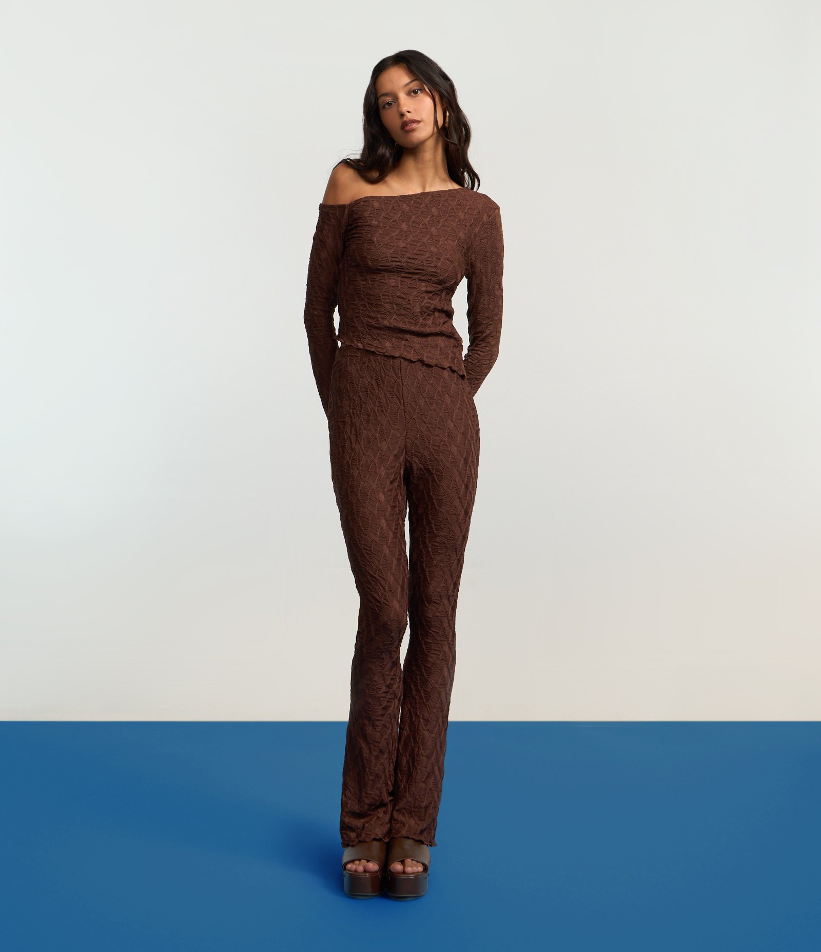 Calça Flare Texturizada com Frufru na Barra Marrom 6