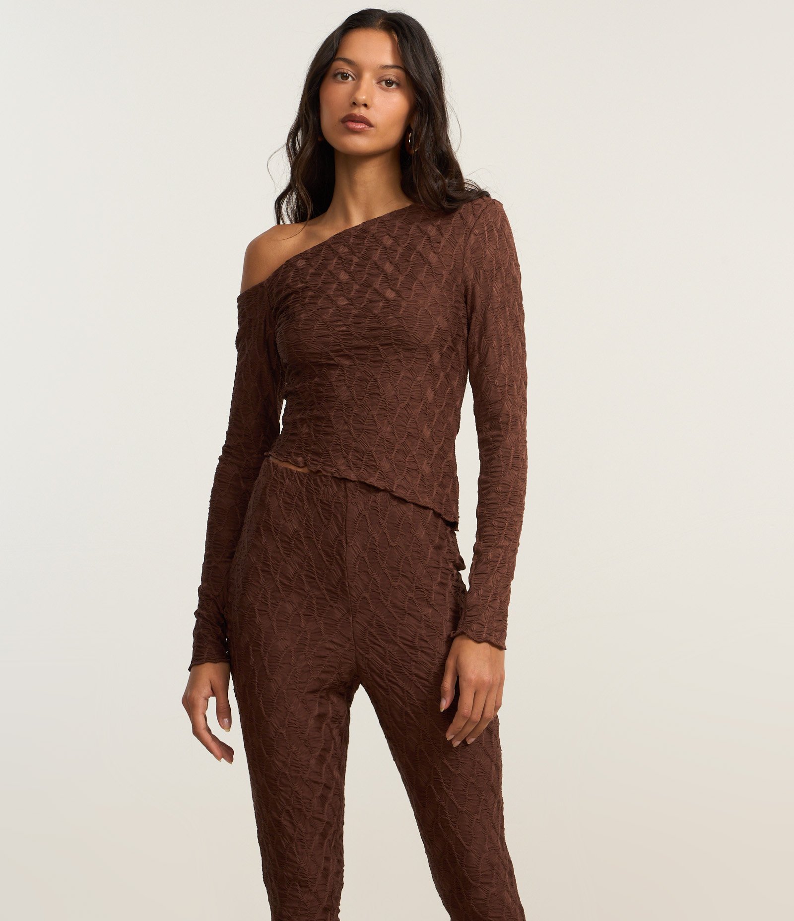 Calça Flare Texturizada com Frufru na Barra Marrom 2