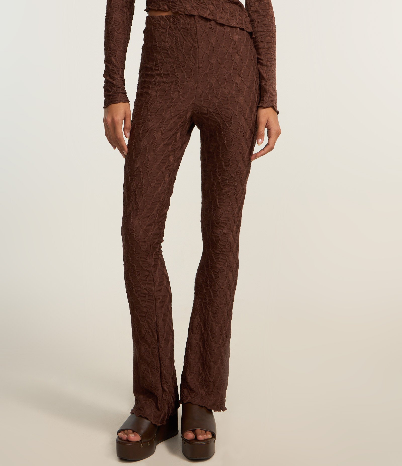 Calça Flare Texturizada com Frufru na Barra Marrom 3
