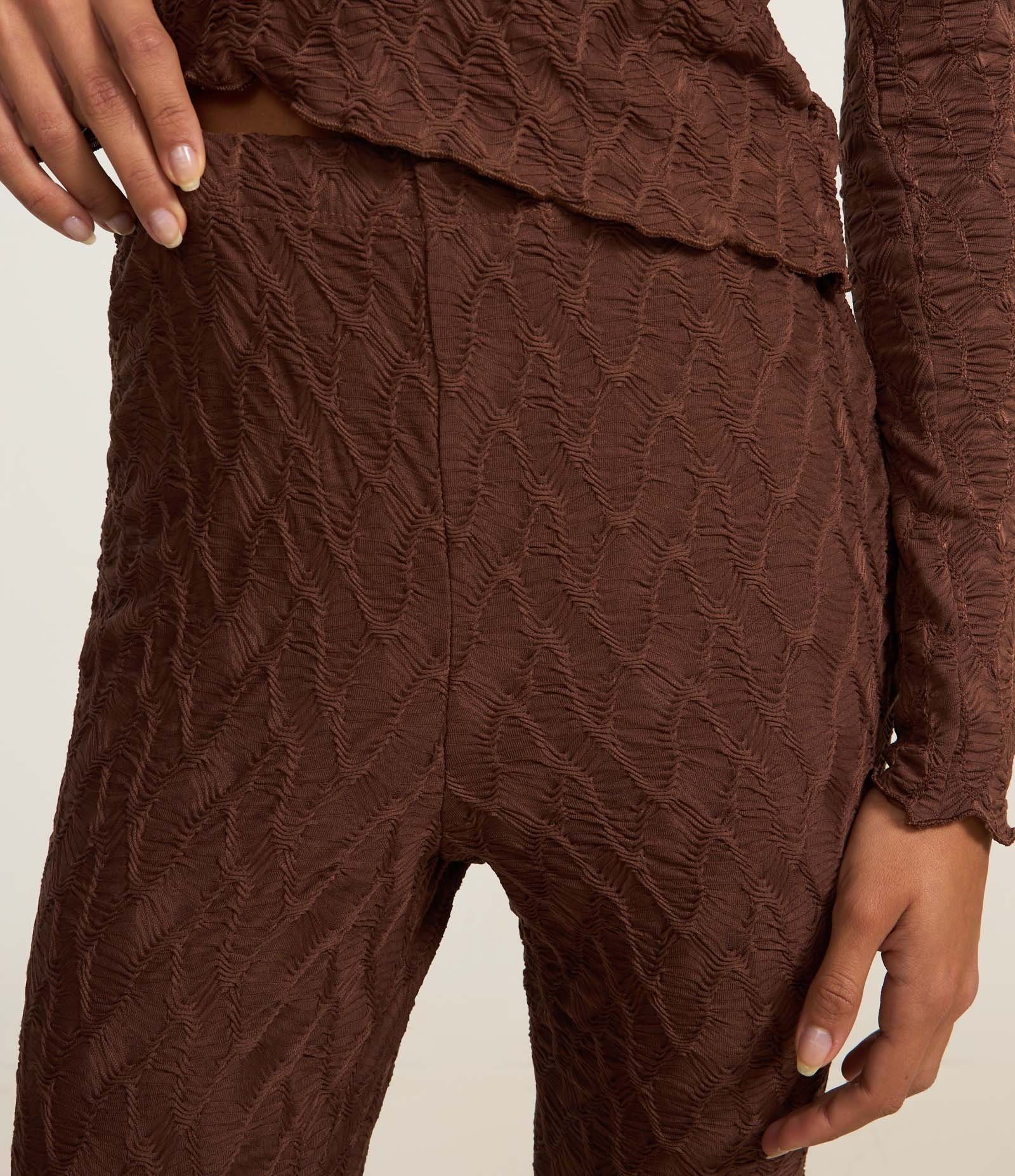 Calça Flare Texturizada com Frufru na Barra Marrom 4