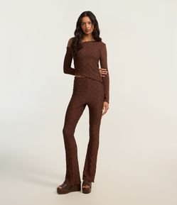 Calça Flare Texturizada com Frufru na Barra