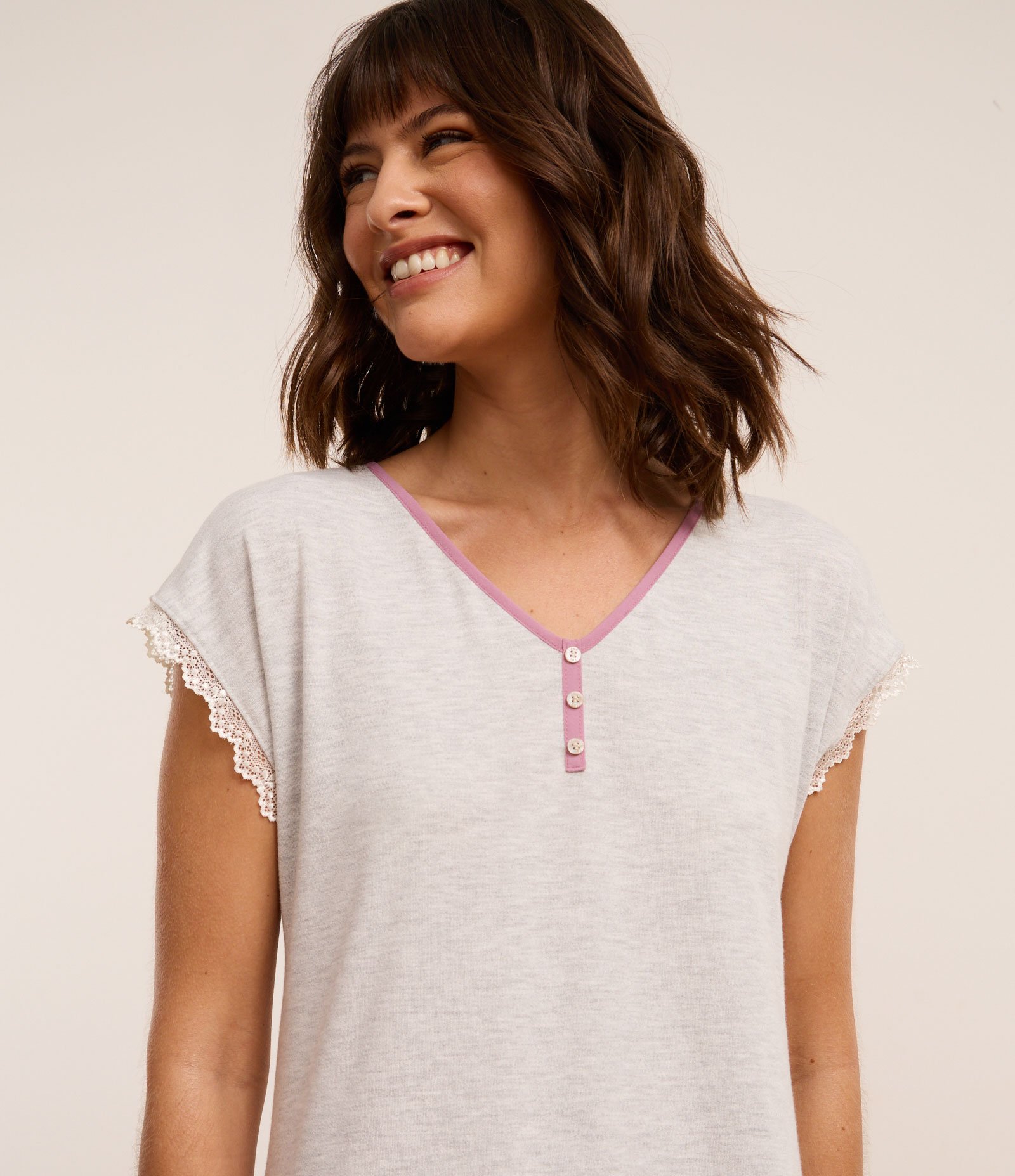 Camisola Curta com Detalhe de Renda e Viés Contrastante Cinza 3