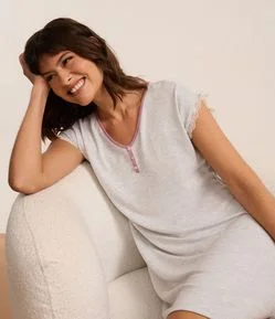 Camisola Curta com Detalhe de Renda e Viés Contrastante