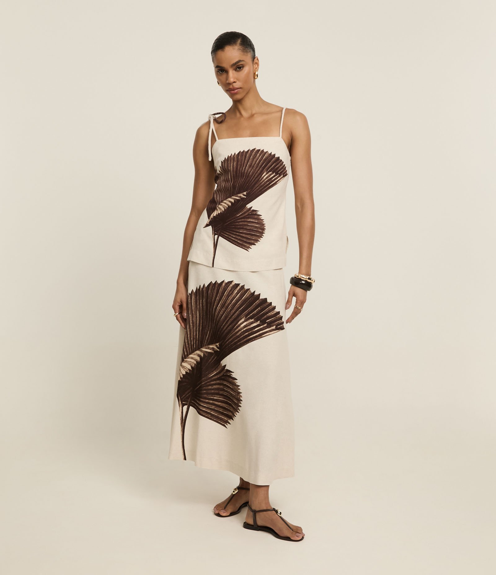 Blusa em Viscolinho com Amarração na Alça e Estampa Folhagem Bege 2