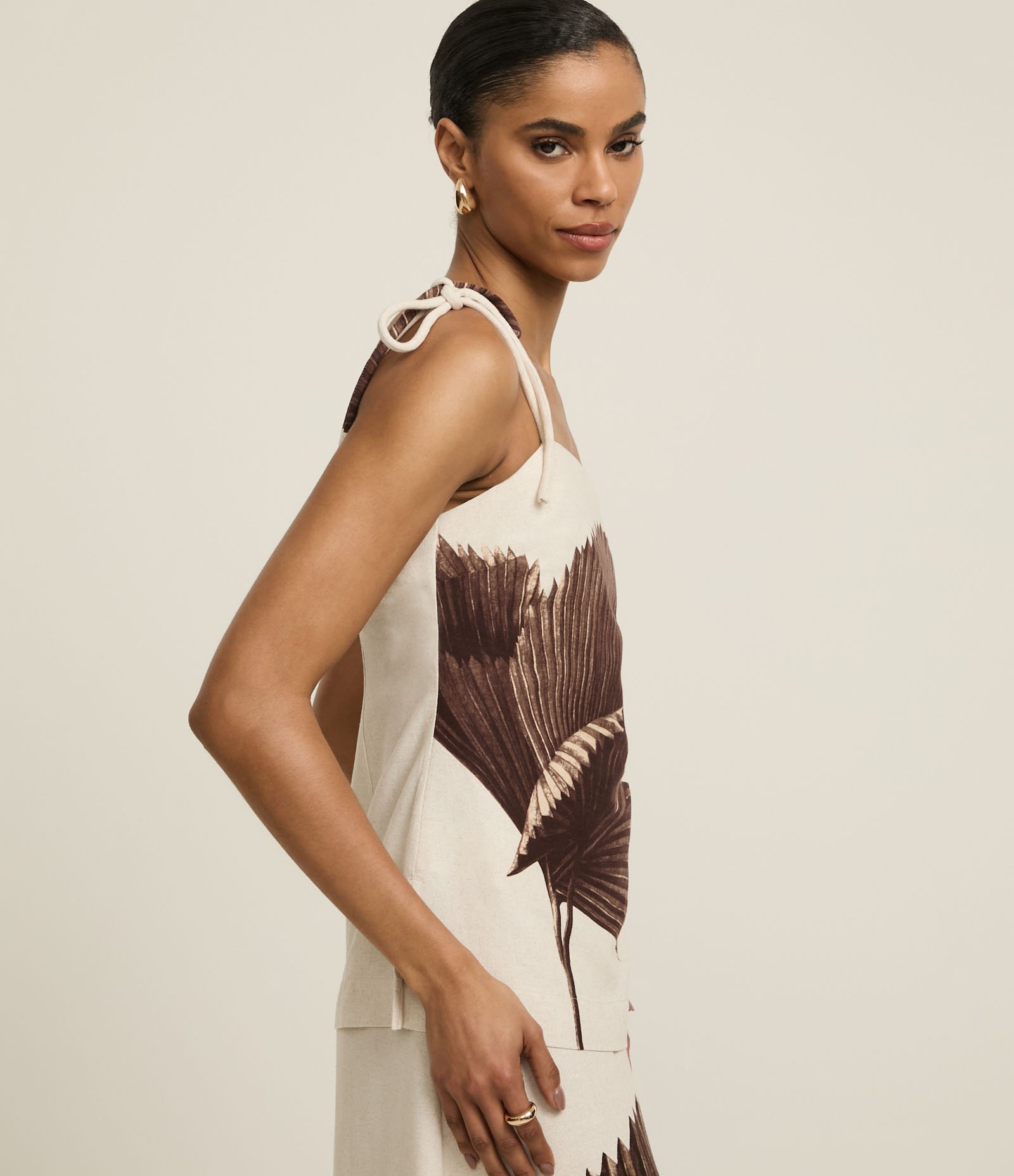 Blusa em Viscolinho com Amarração na Alça e Estampa Folhagem Bege 4