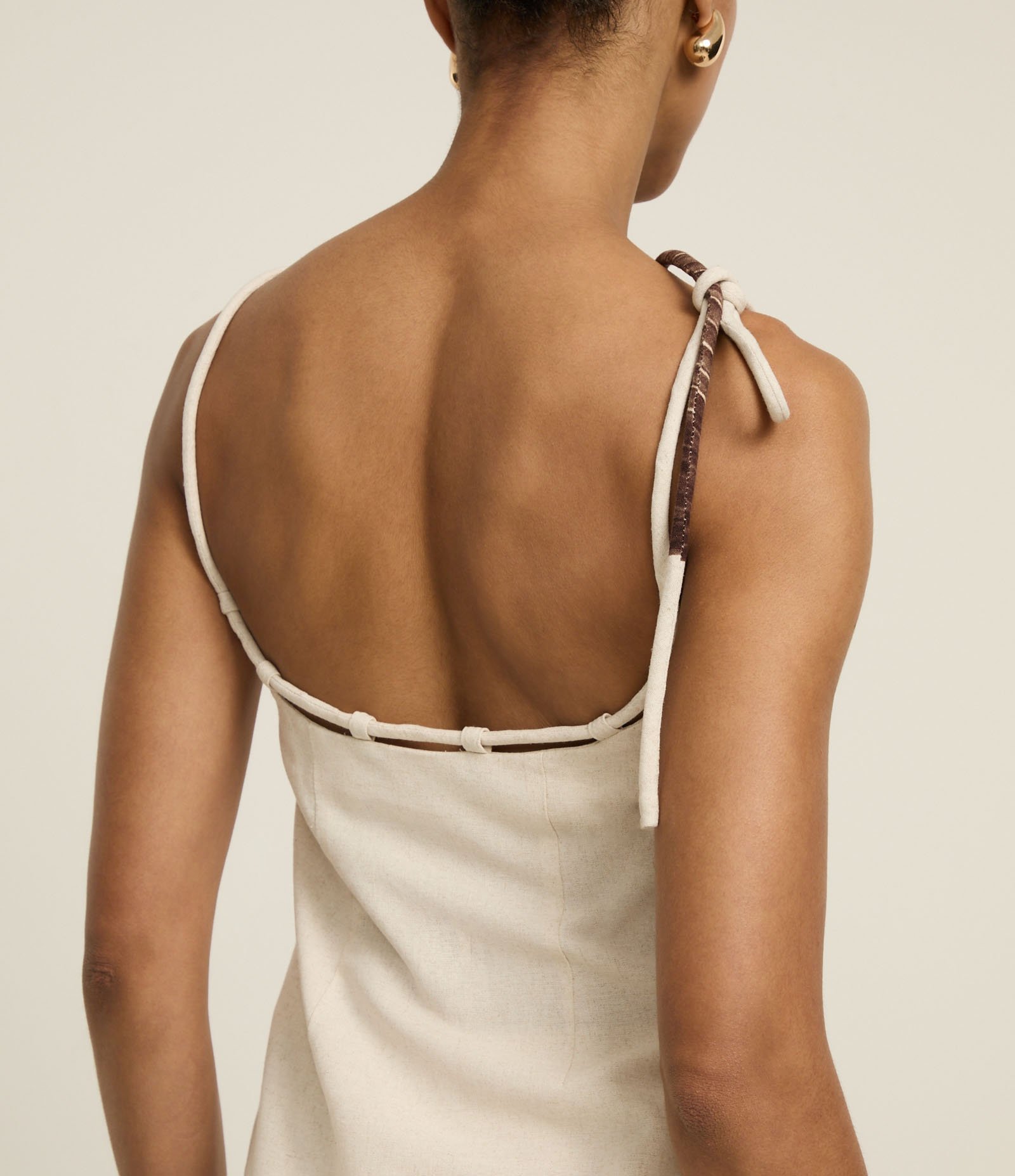 Blusa em Viscolinho com Amarração na Alça e Estampa Folhagem Bege 6