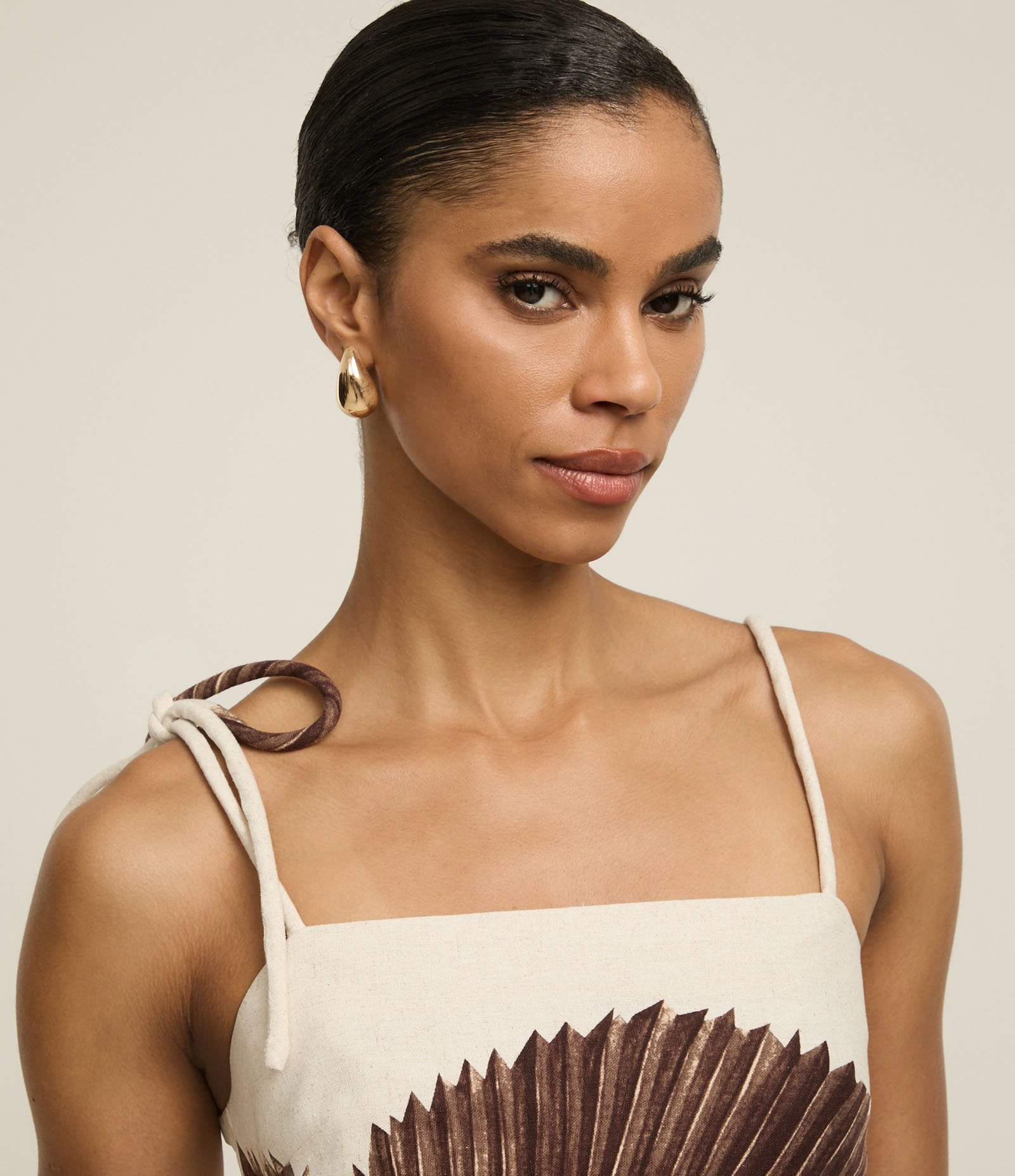 Blusa em Viscolinho com Amarração na Alça e Estampa Folhagem Bege 7