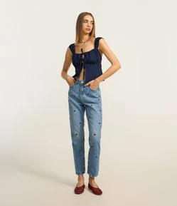 Calça Mom Jeans com Bordados de Moranguinhos