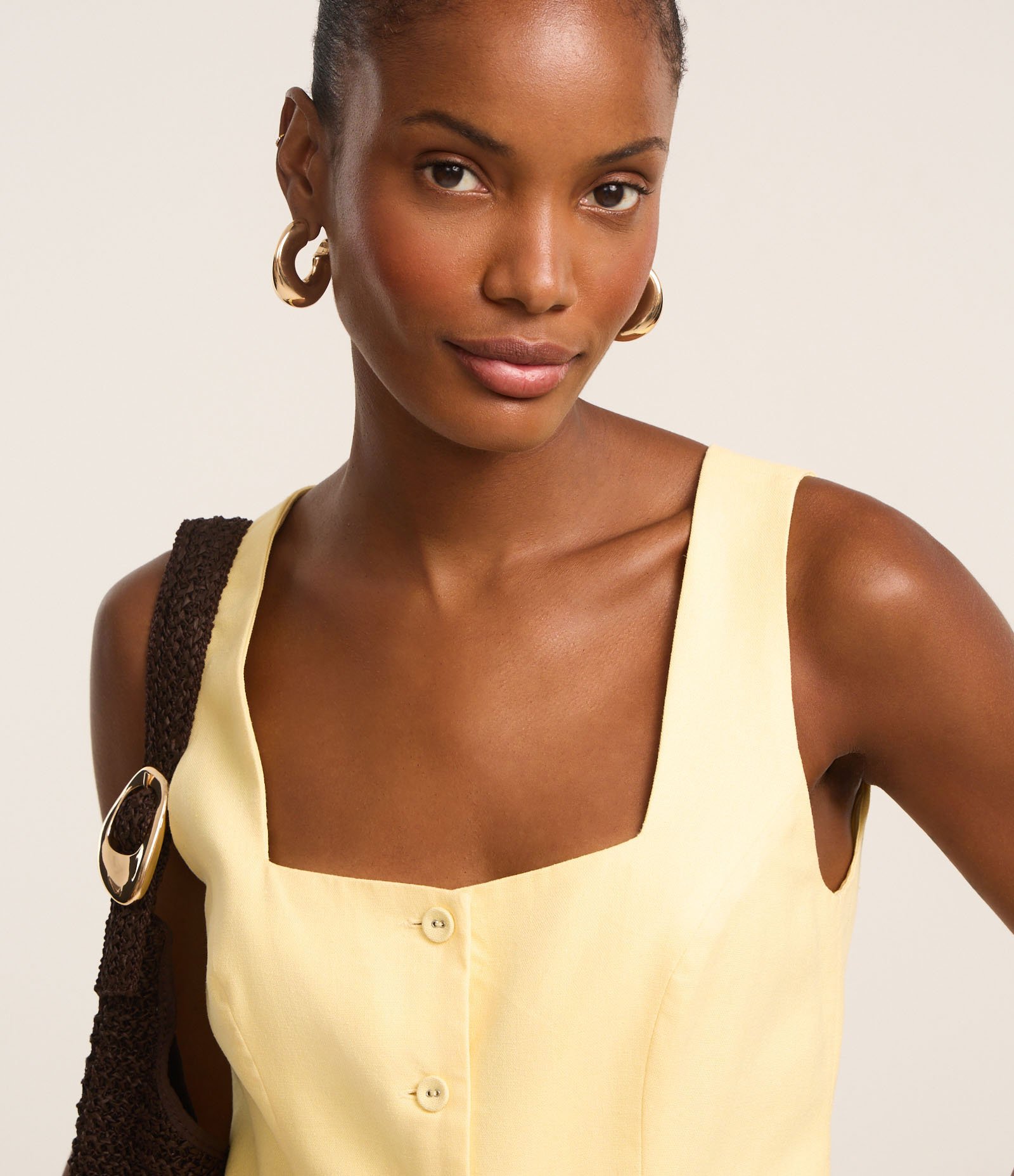 Blusa em Viscolinho com Decote Quadrado e Alça Larga Amarelo 4