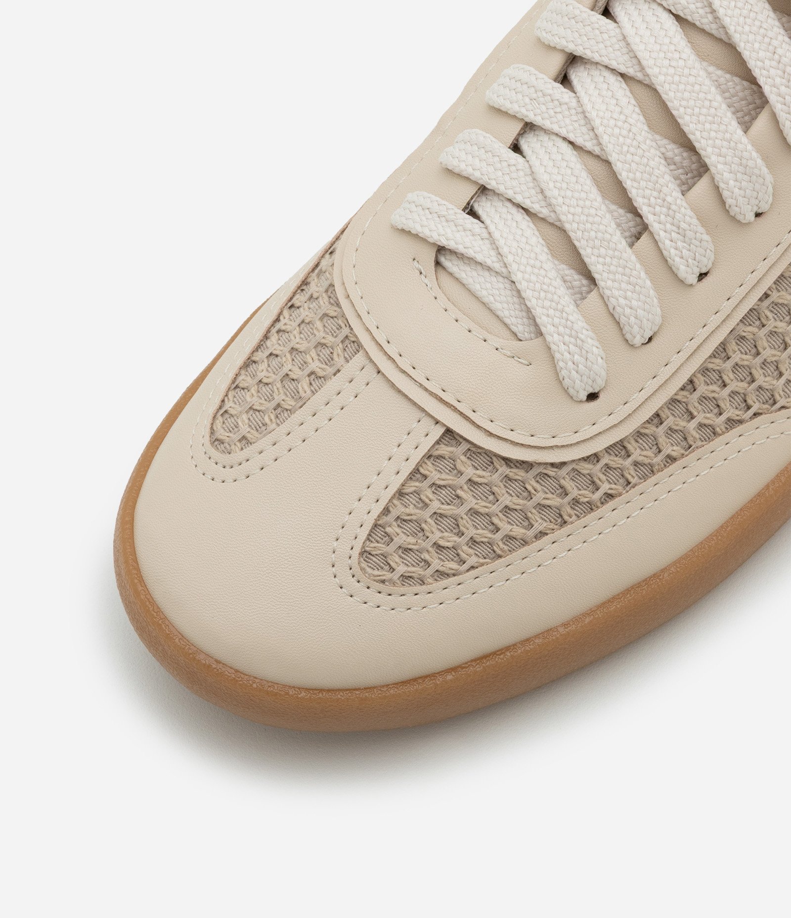 Tênis Chuteira com Telinha e Recortes Bege 4