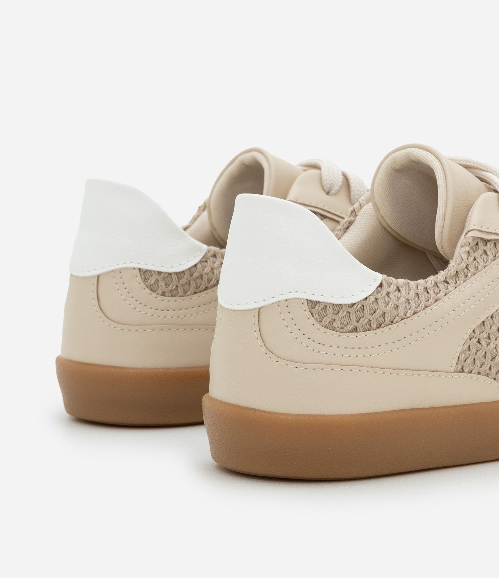 Tênis Chuteira com Telinha e Recortes Bege 5