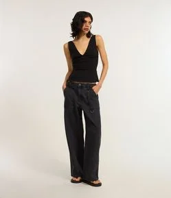 Calça Loose Cintura Baixa em Jeans com Bolso Carpinteiro