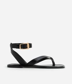 Sandália Rasteira em PU com Tiras Cruzadas e Fivela