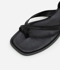 Sandália Rasteira em PU com Tiras Cruzadas e Fivela