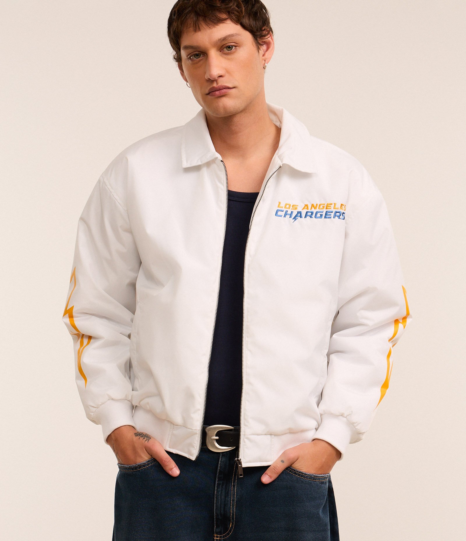 Jaqueta Bomber com Patches e Estampa Lettering Los Angeles Chargers NFL Branco 1