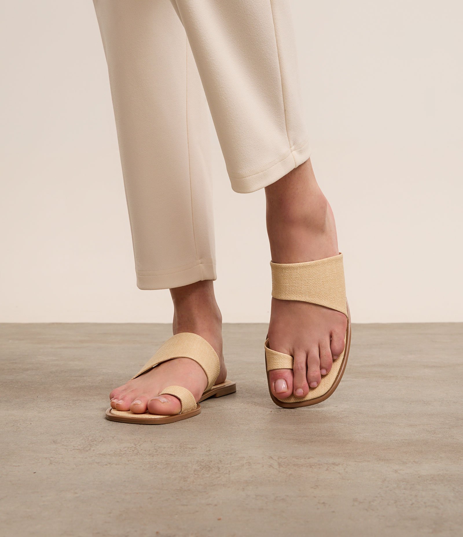 Sandália Rasteira com Dedeira em Ráfia Bege 6