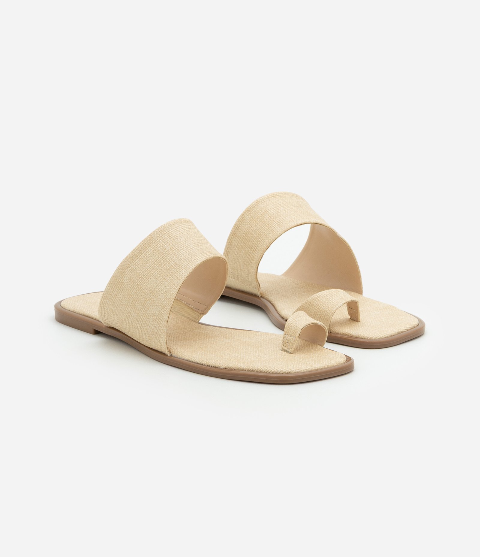 Sandália Rasteira com Dedeira em Ráfia Bege 2