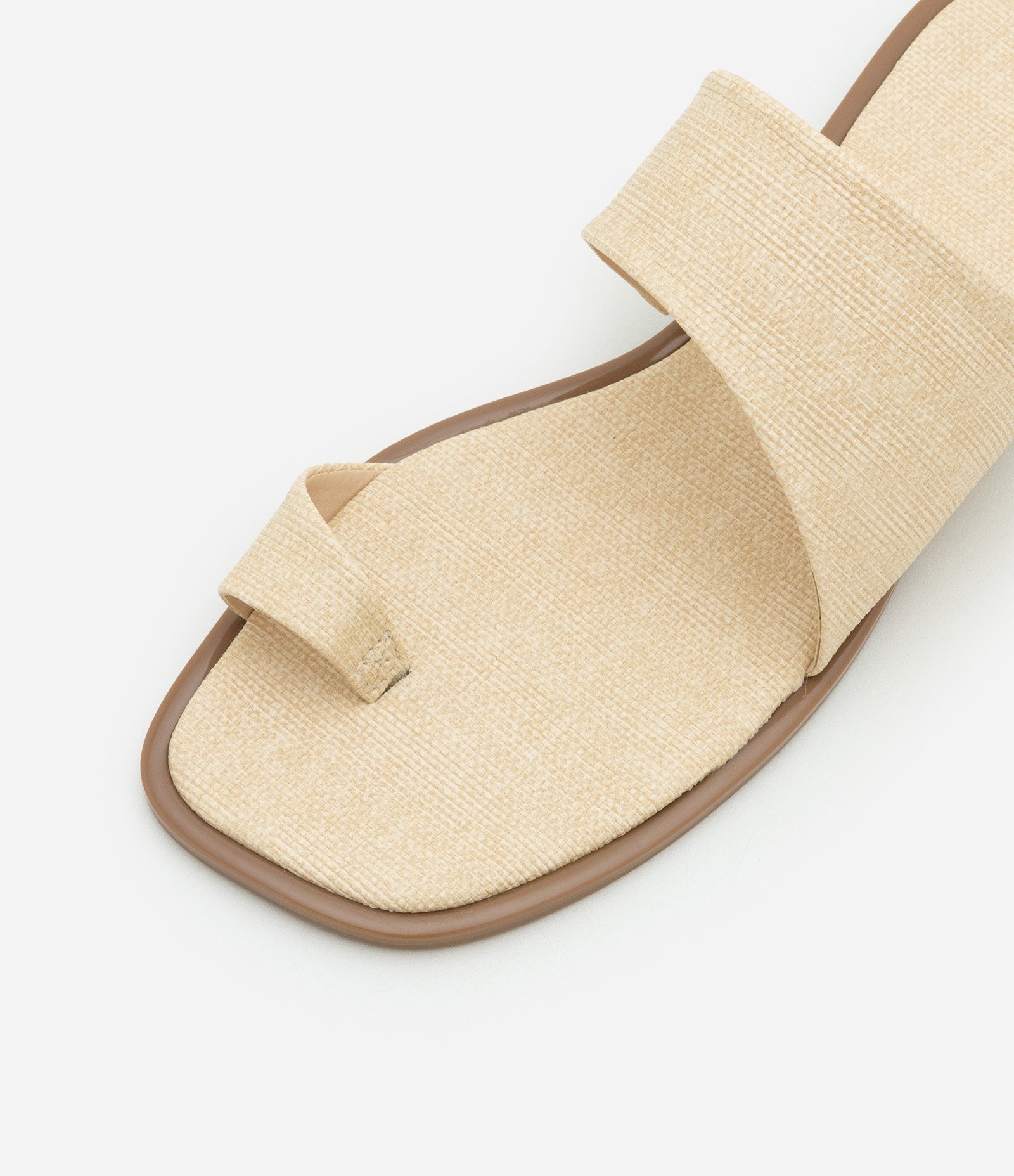 Sandália Rasteira com Dedeira em Ráfia Bege 3