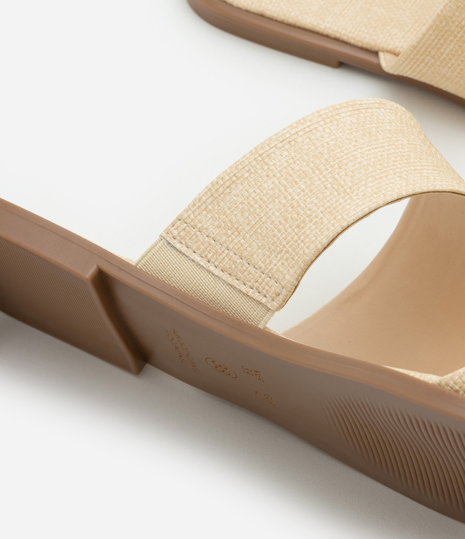 Sandália Rasteira com Dedeira em Ráfia Bege 4