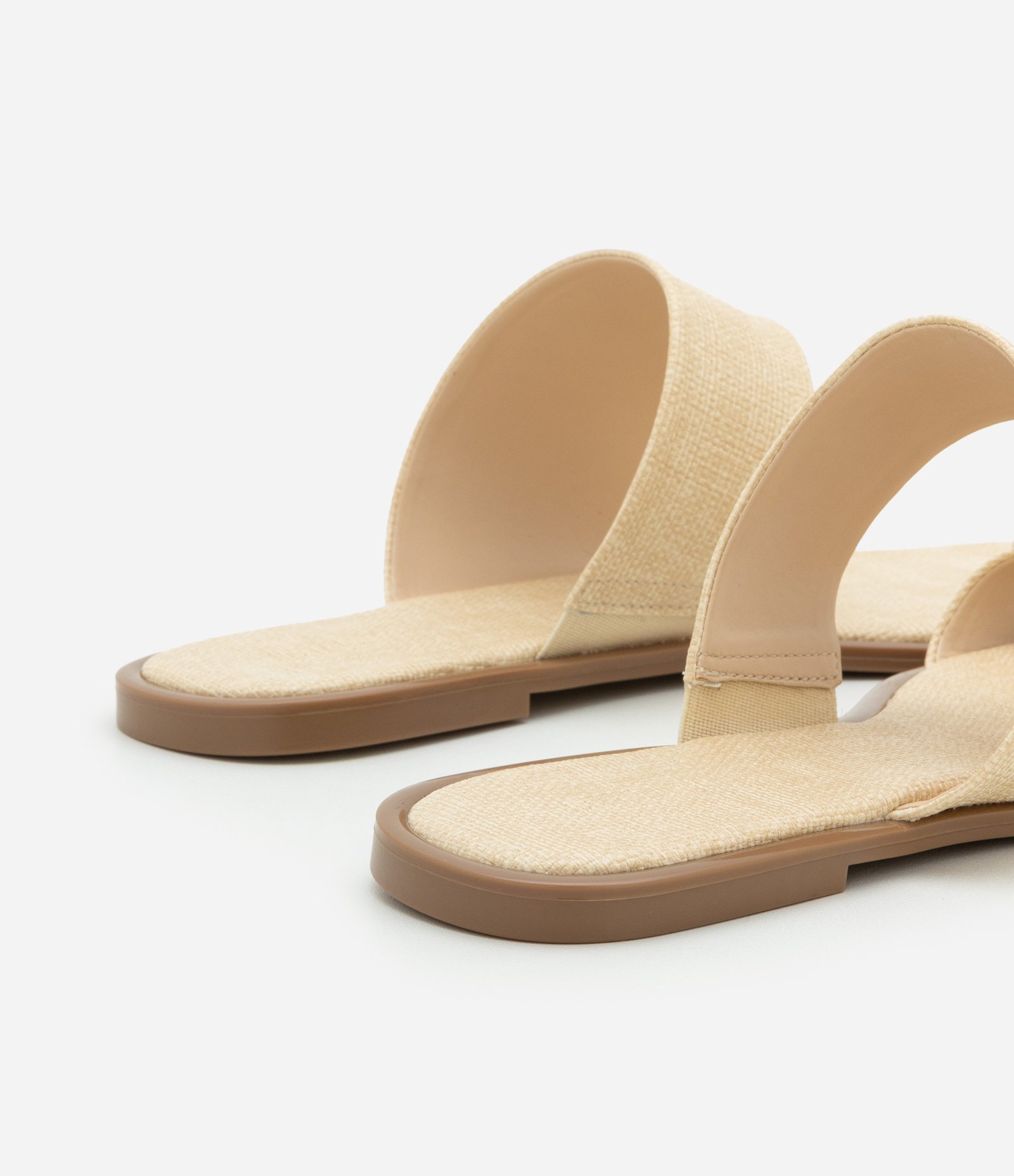 Sandália Rasteira com Dedeira em Ráfia Bege 5