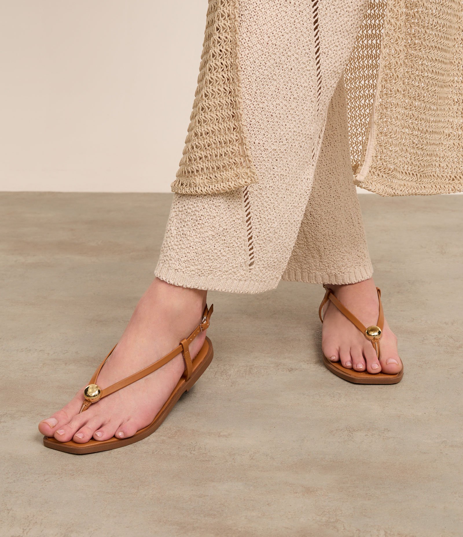 Sandália Rasteira com Tiras Finas e Detalhe Bold Marrom 7