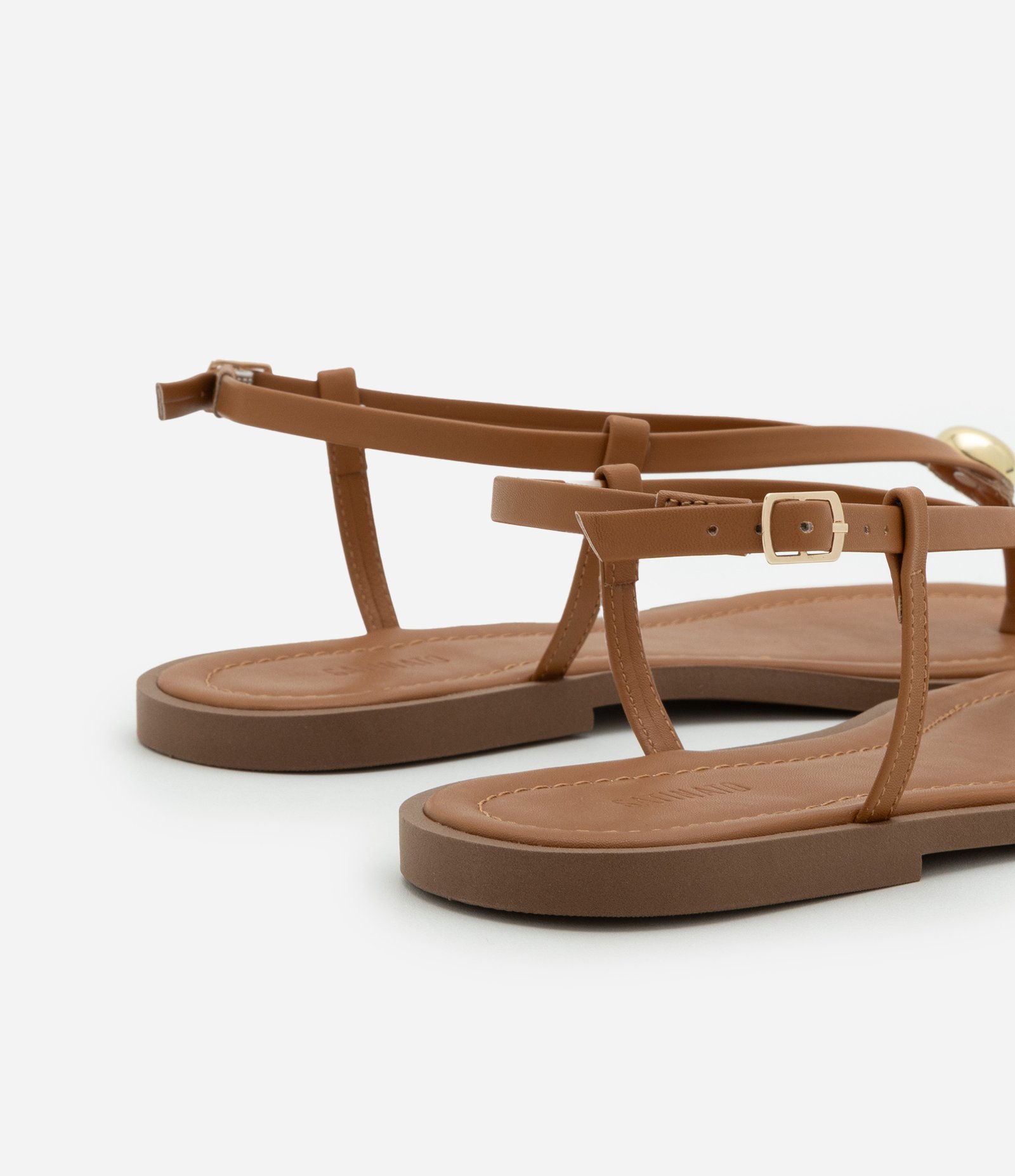 Sandália Rasteira com Tiras Finas e Detalhe Bold Marrom 3