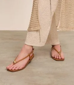 Sandália Rasteira com Tiras Finas e Detalhe Bold