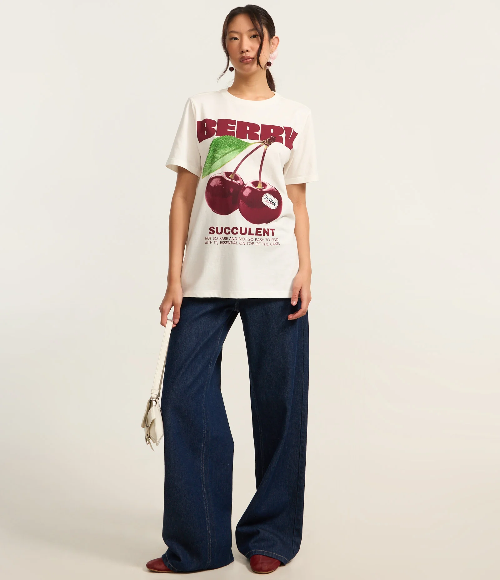 Camiseta Alongada em Algodão com Estampa Berry Suculent Branco 2