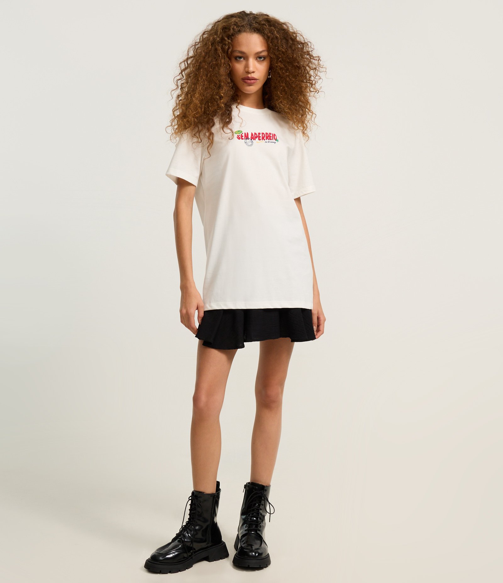 Camiseta T-shirt em Algodão com Estampa Frente e Costas em Lettering Branco 2