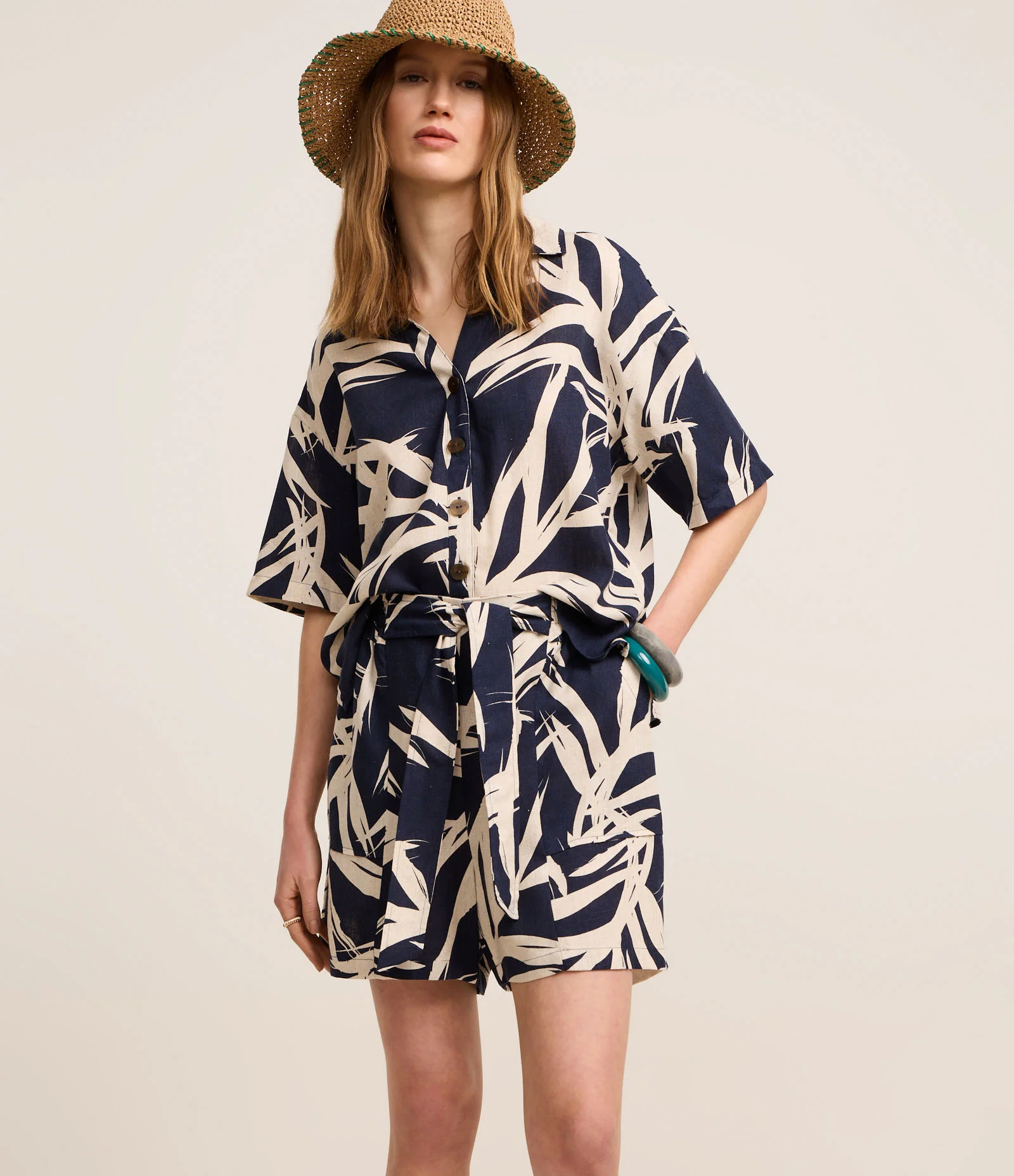 Short Runner em Viscolinho com Amarração e Estampa Folhagem Azul Marinho/Off White 2