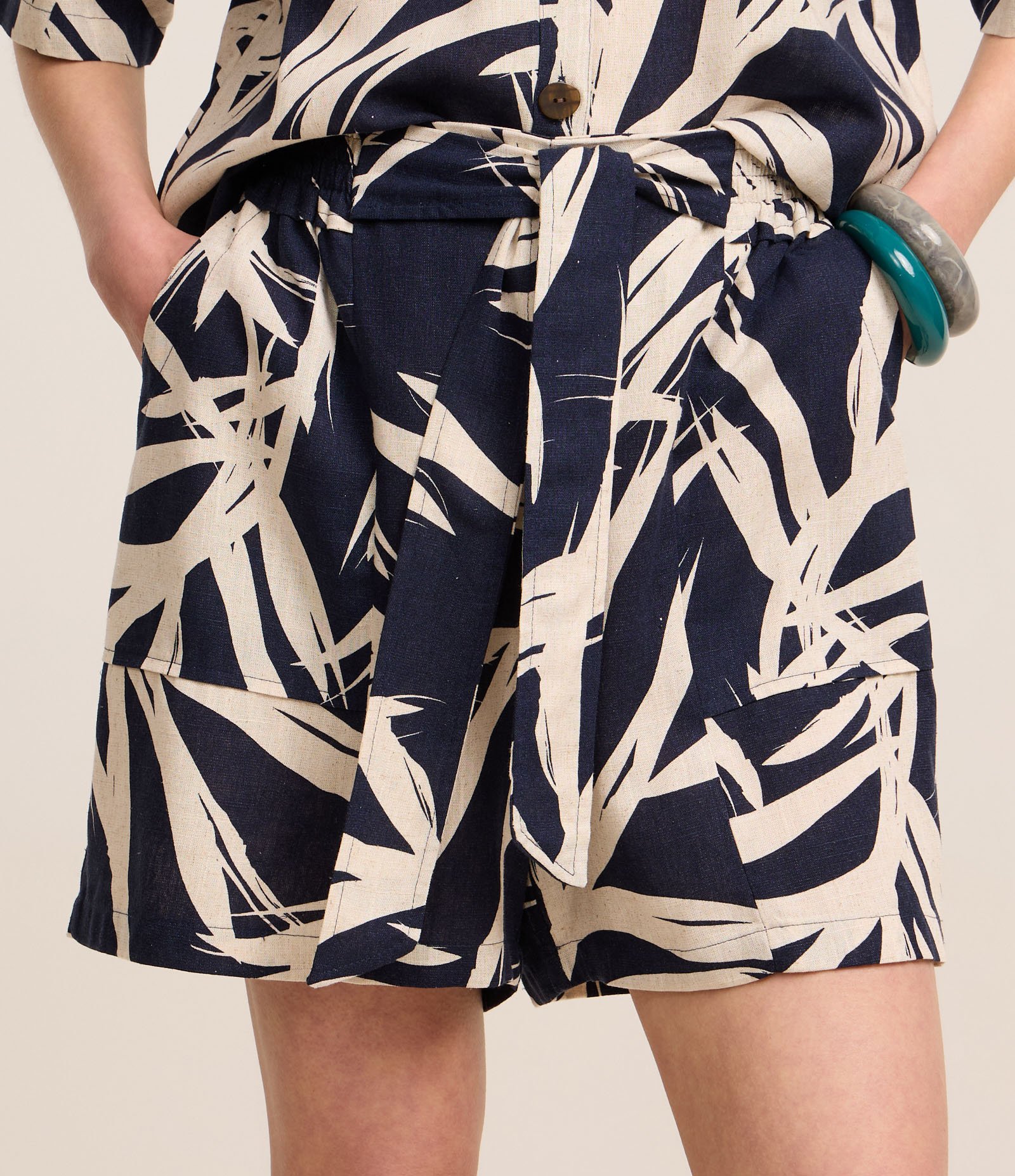 Short Runner em Viscolinho com Amarração e Estampa Folhagem Azul Marinho/Off White 3