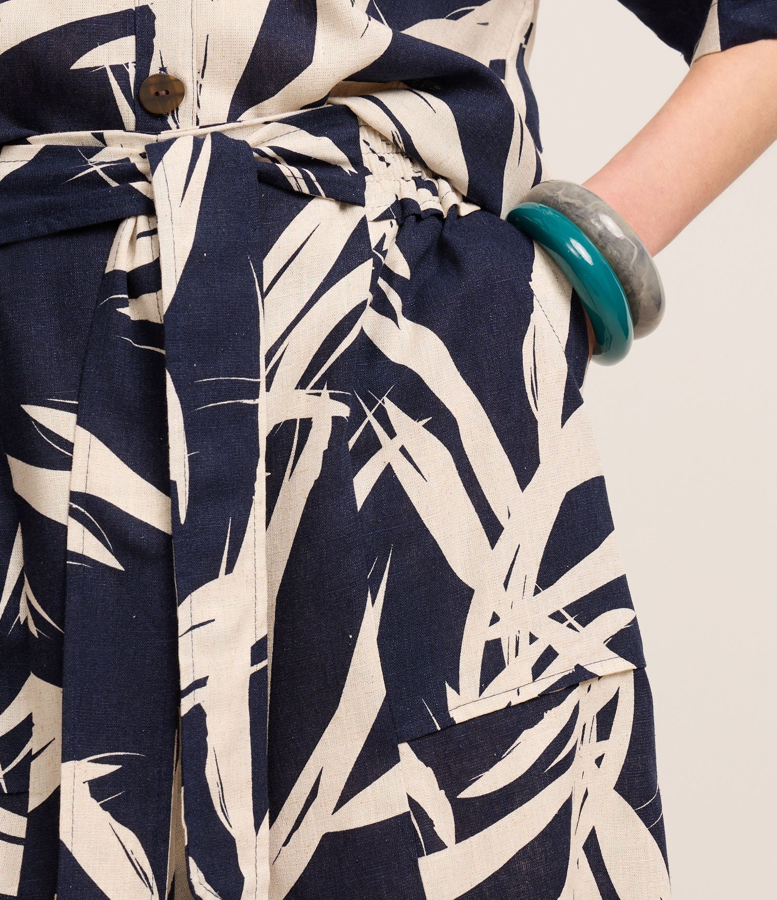 Short Runner em Viscolinho com Amarração e Estampa Folhagem Azul Marinho/Off White 4