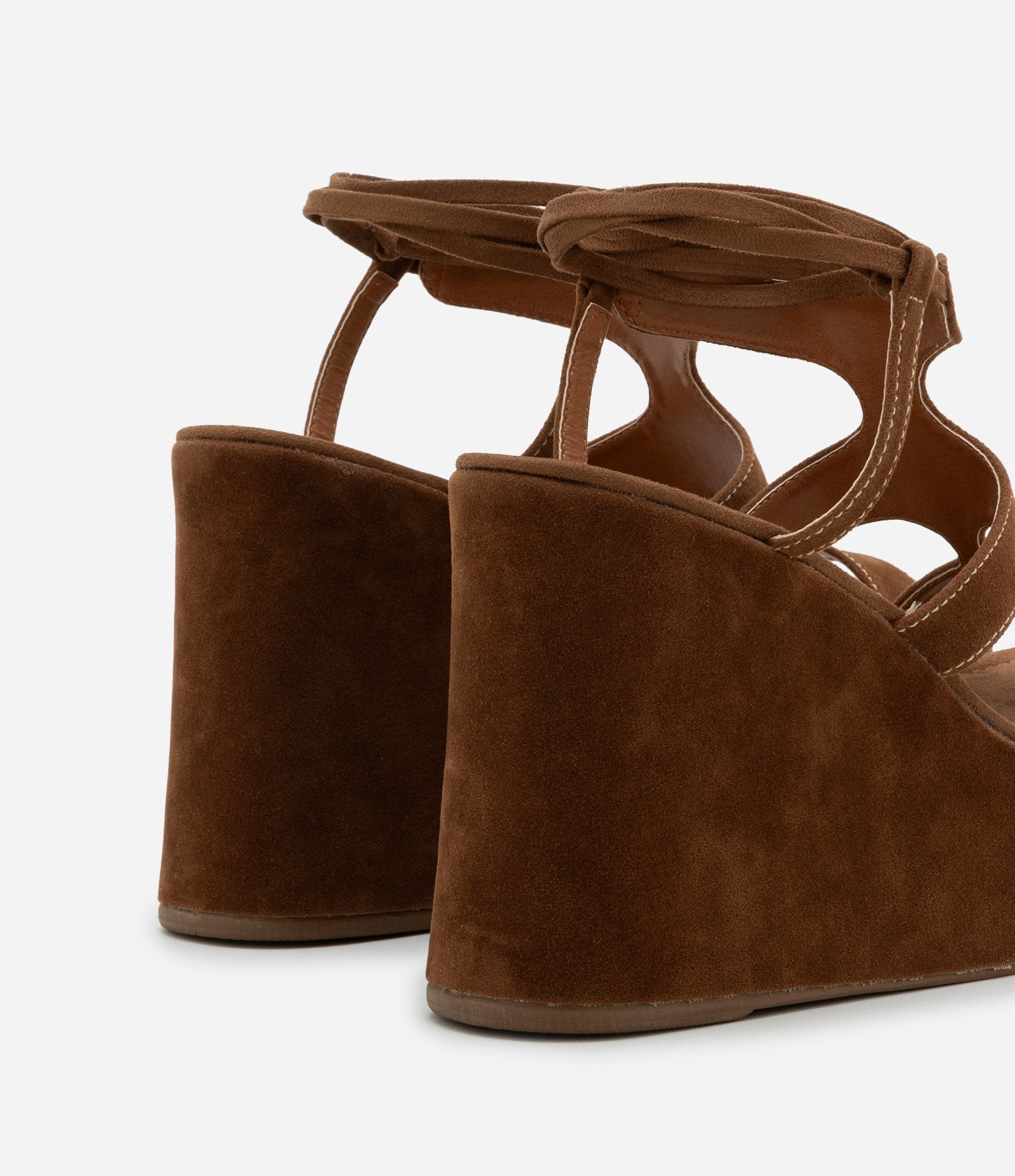 Sandália Flatform com Efeito Camurça e Amarração Marrom 5