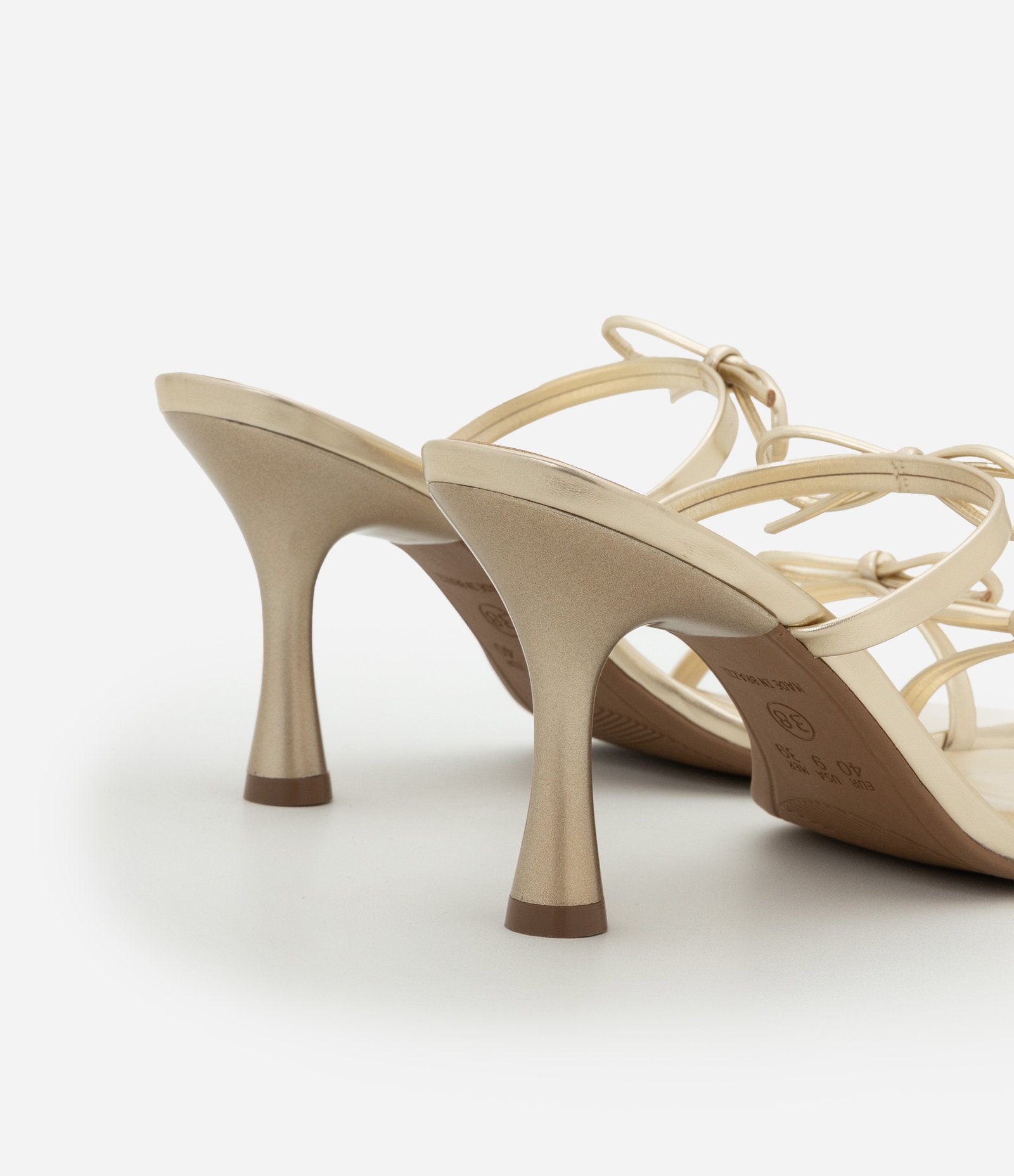 Sandália Mule com Tira Fina e Laços Dourado 3