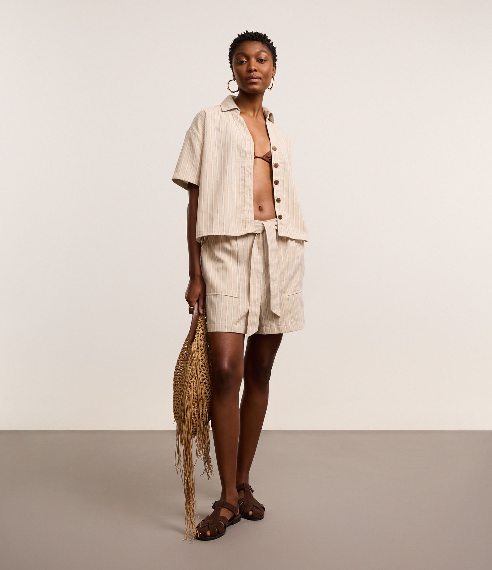 Short Runner Listrado em Viscolinho com Amarração Bege 1