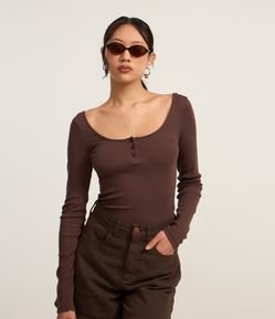 Blusa em Ribana com Decote U e Botões