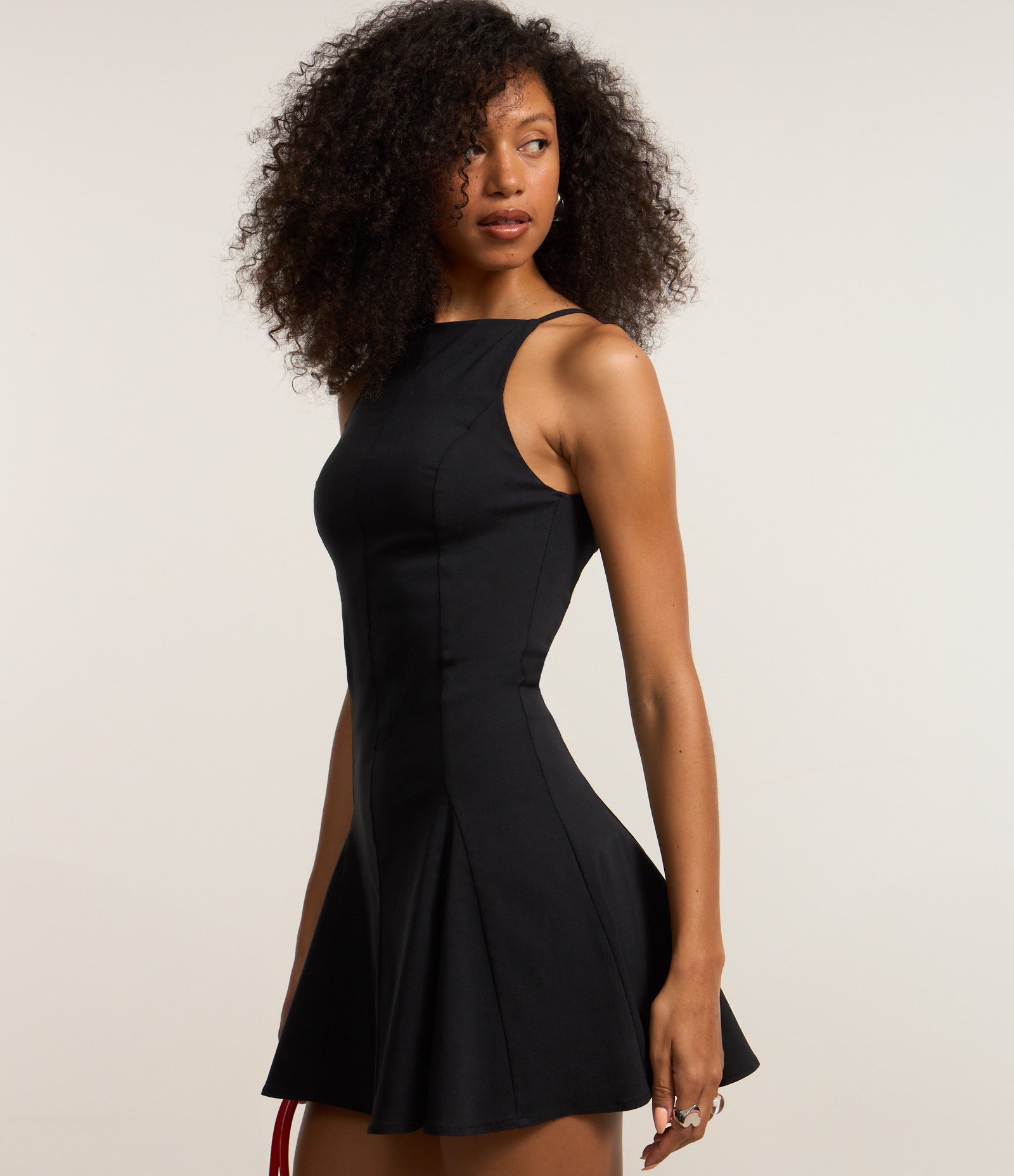 Vestido Curto Godê em Bengaline com Pregas Preto 2