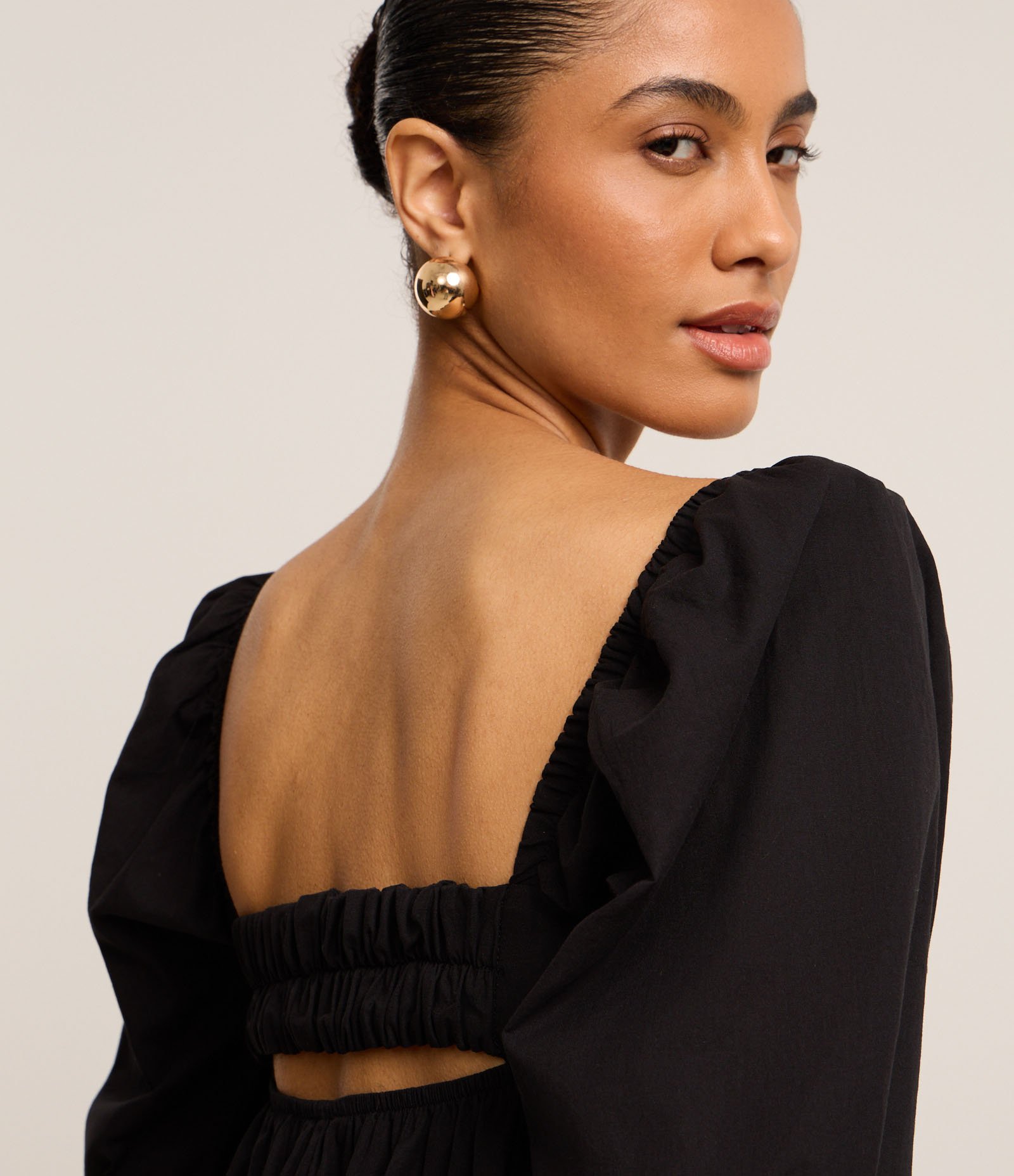 Vestido Curto em Tricoline com Manga 3/4 Bufante Preto 4