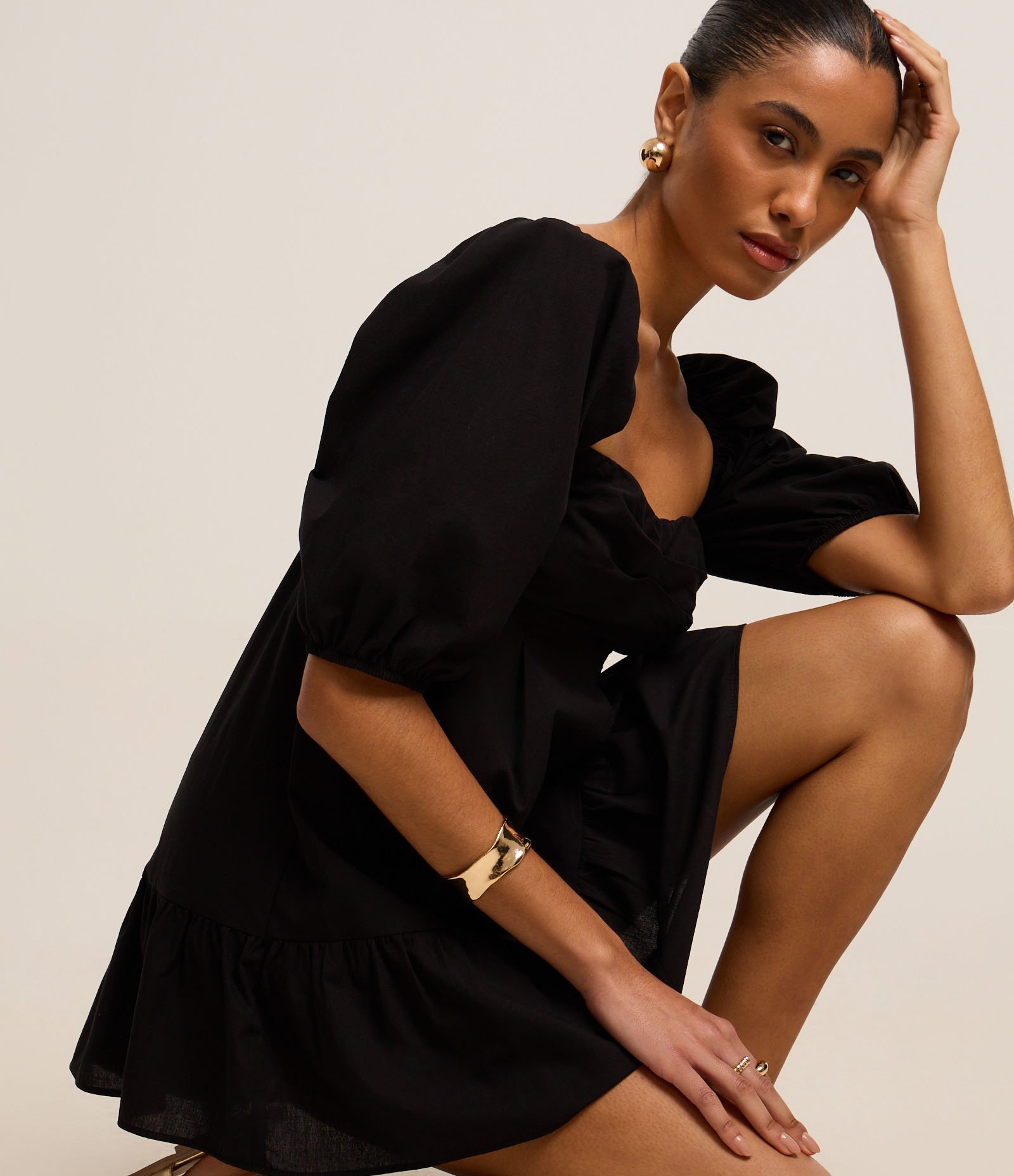 Vestido Curto em Tricoline com Manga 3/4 Bufante Preto 6