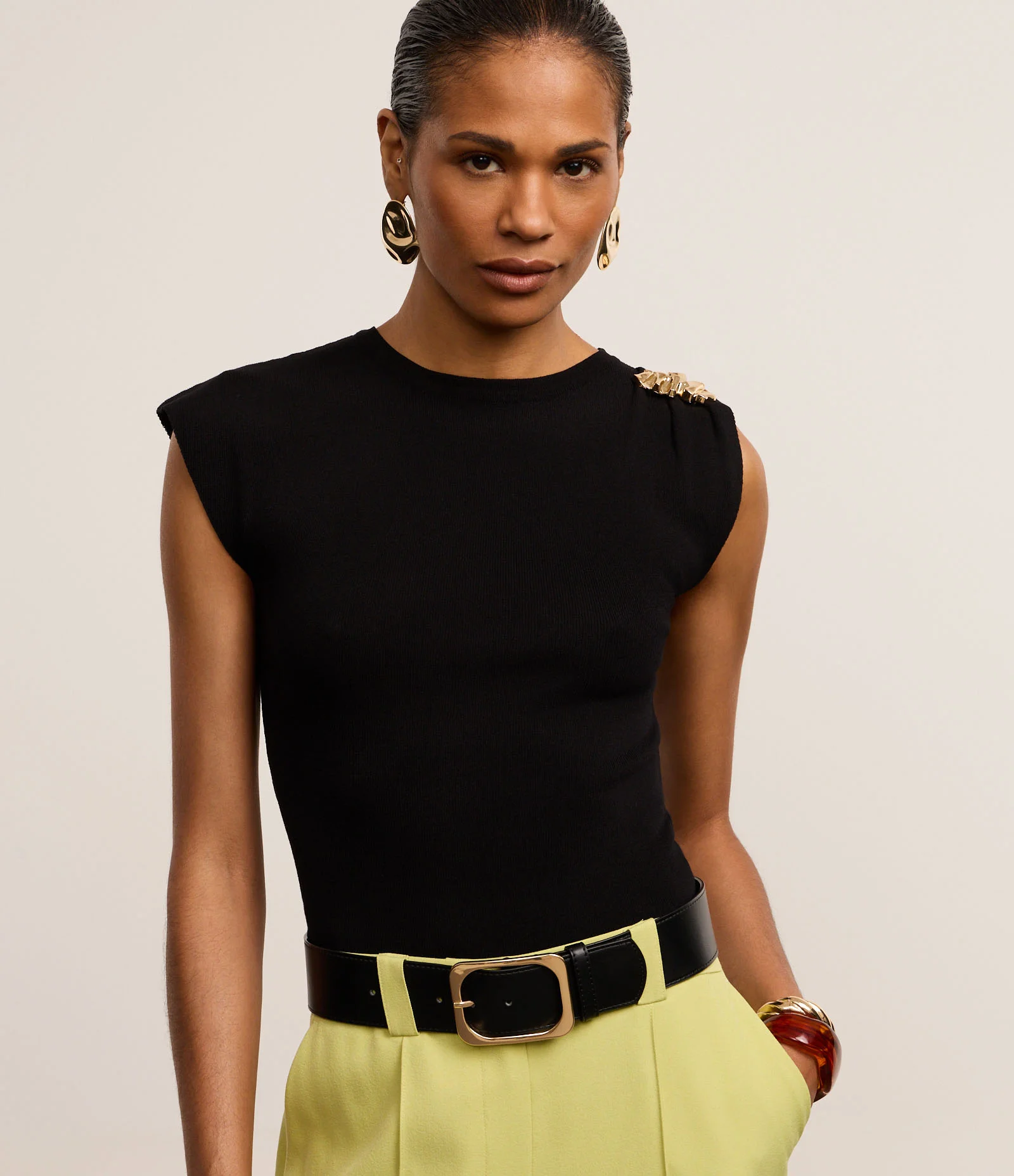 Blusa em Tricô com Ombreira e Aviamento Metalizado Preto 1