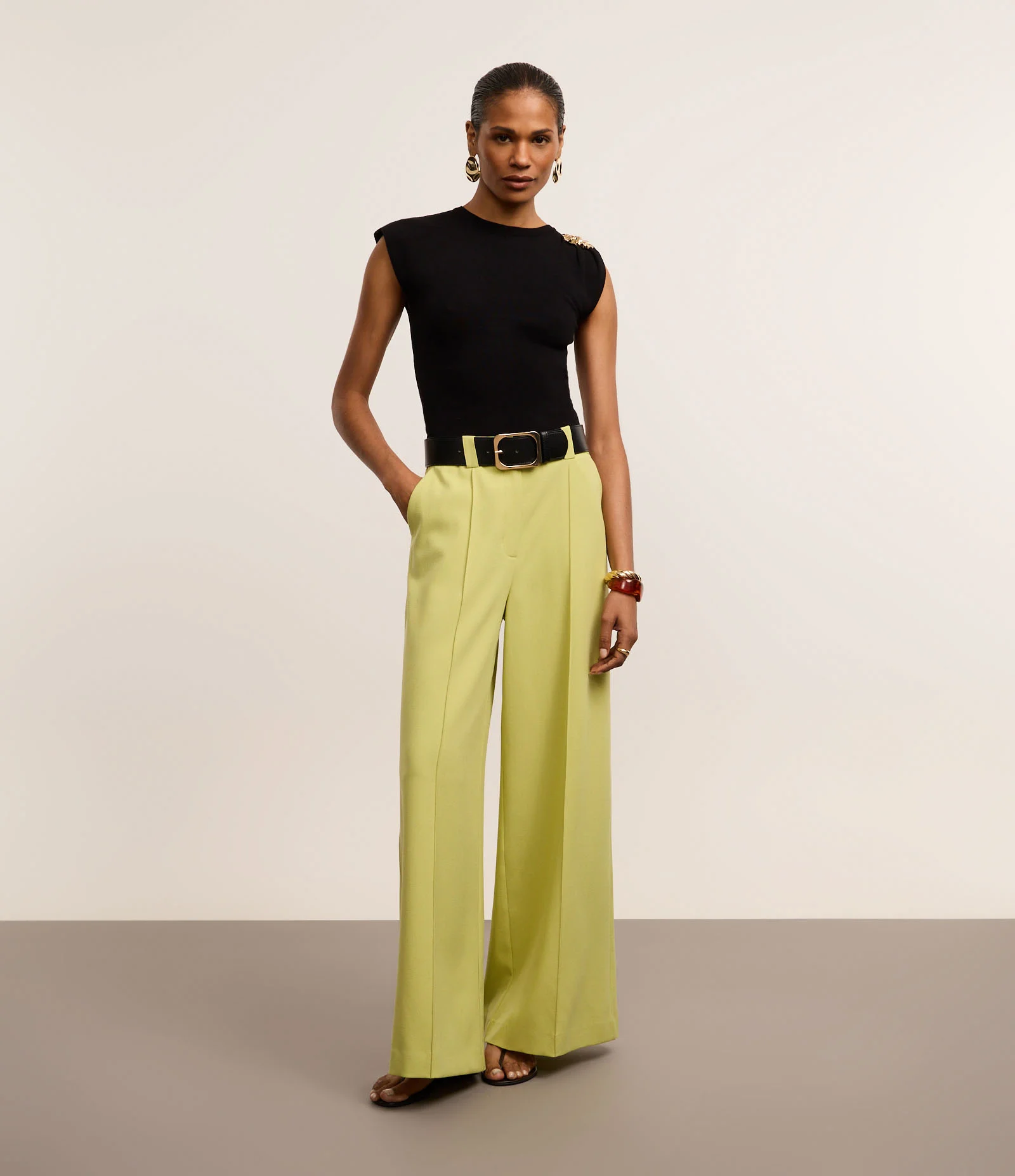 Blusa em Tricô com Ombreira e Aviamento Metalizado Preto 2