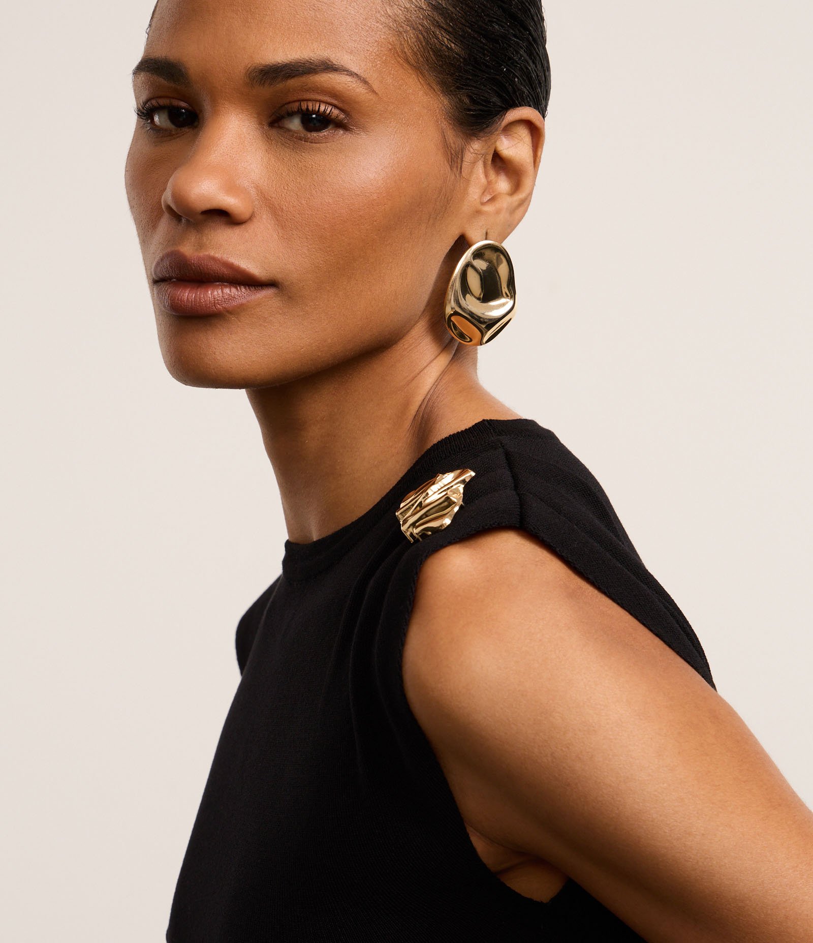 Blusa em Tricô com Ombreira e Aviamento Metalizado Preto 3