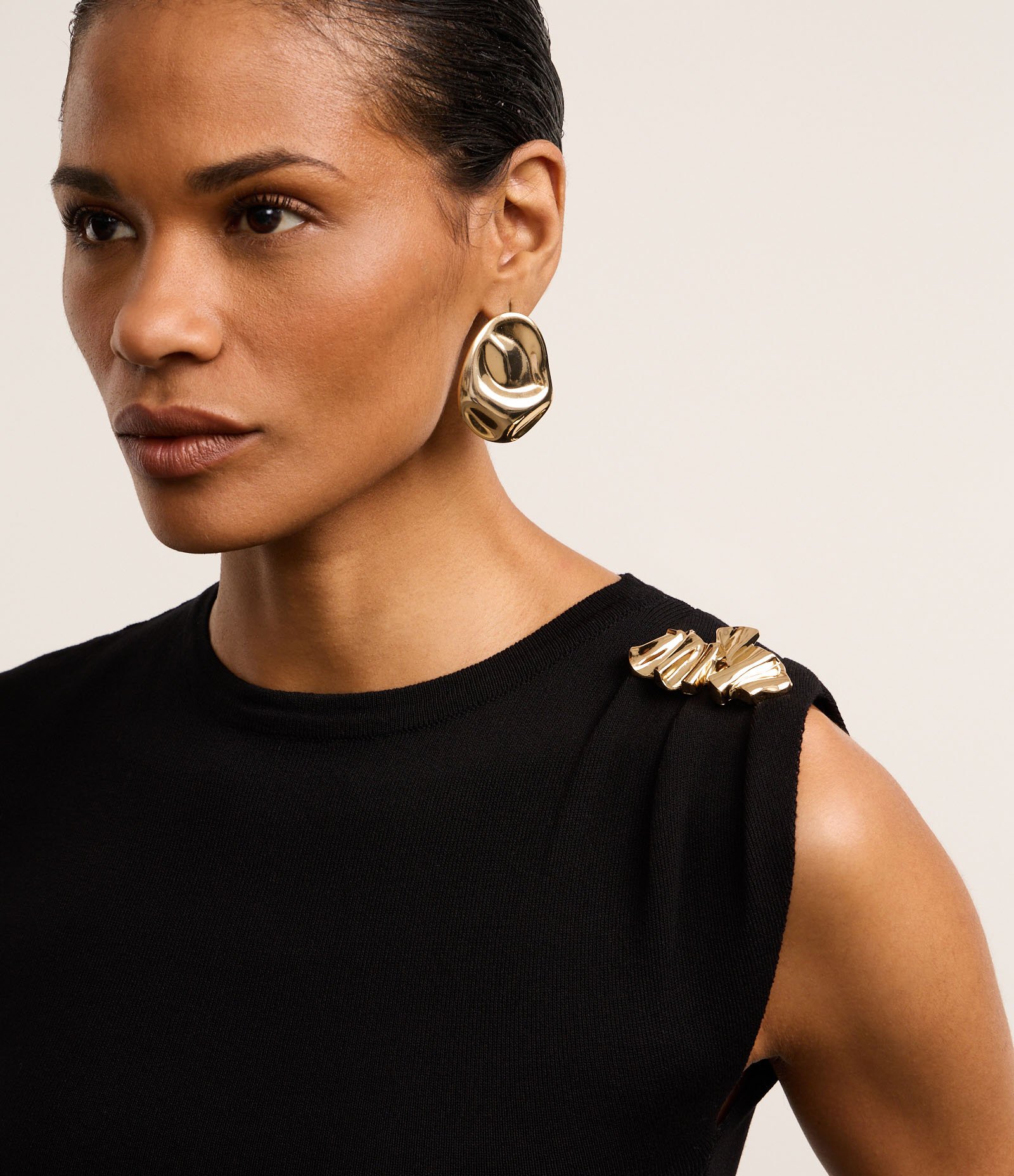 Blusa em Tricô com Ombreira e Aviamento Metalizado Preto 4